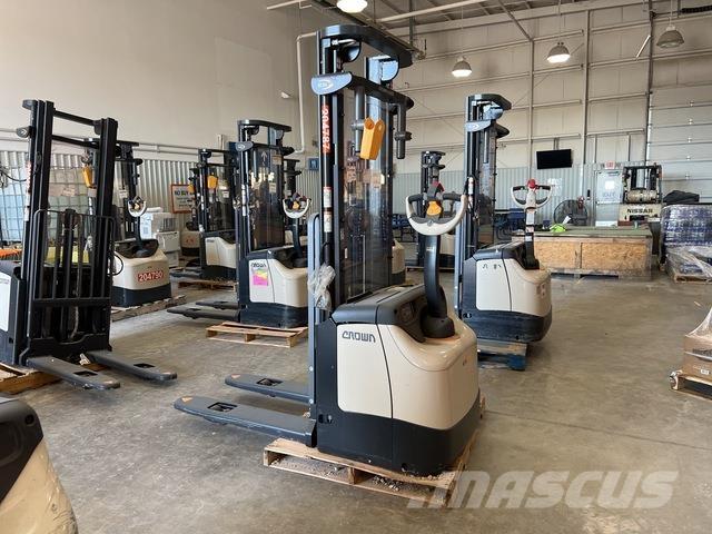 Crown ES 4000 自走式堆積機