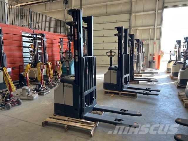 Crown ES 4000 自走式堆積機