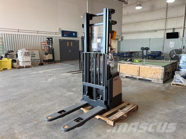 Crown ES 4000 自走式堆積機