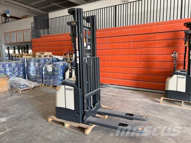 Crown ES 4000 自走式堆積機