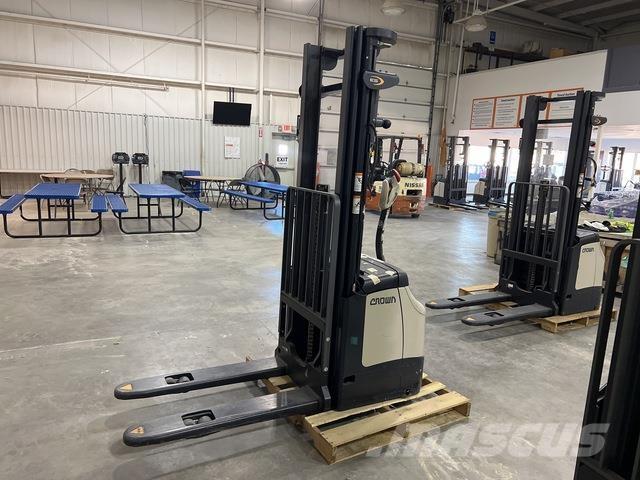 Crown ES 4000 自走式堆積機