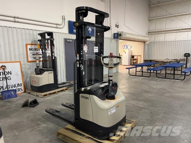 Crown ES 4000 自走式堆積機