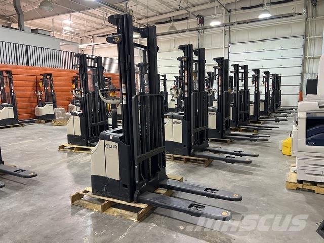 Crown ES 4000 自走式堆積機