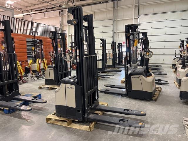 Crown ES 4000 自走式堆積機