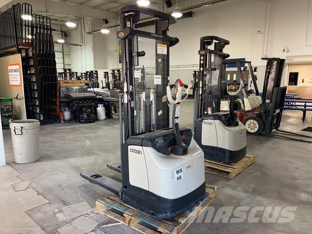 Crown ES 4000 自走式堆積機