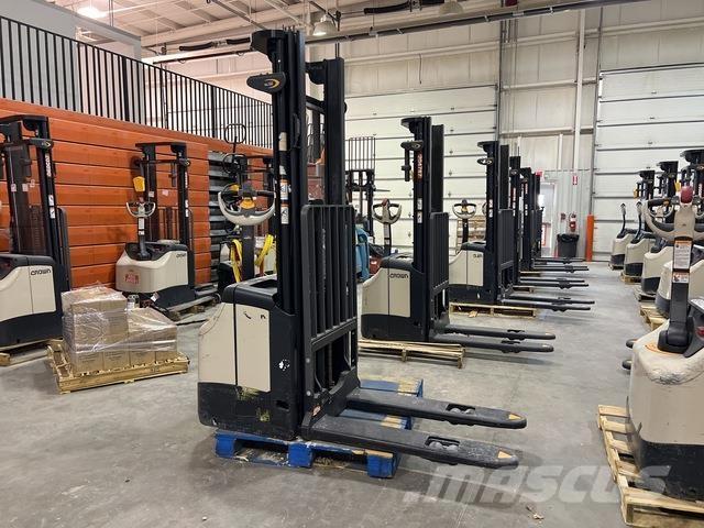 Crown ES 4000 自走式堆積機