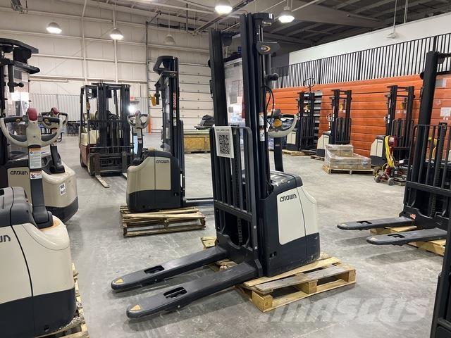 Crown ES 4000 自走式堆積機