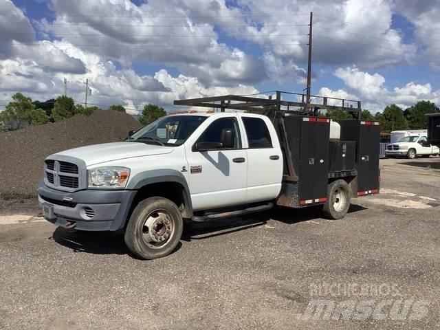 Dodge 5500 皮卡.傳統半斗卡車/側卸板