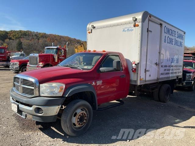 Dodge 5500 貨箱式卡車