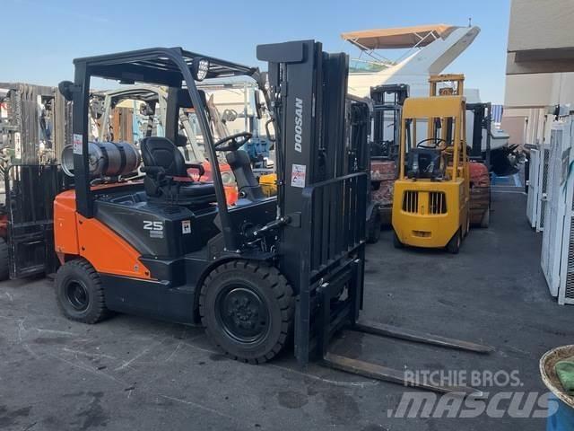 Doosan G25E-7 其他