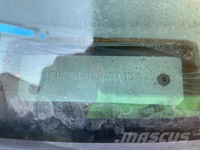 Ford E-150 XL 汽車