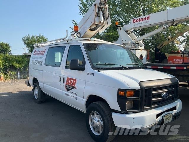 Ford E-350 卡車裝載高空作業車