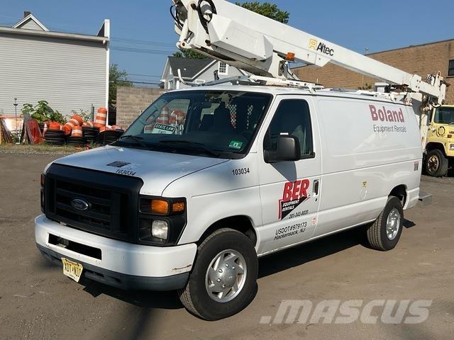 Ford E-350 卡車裝載高空作業車