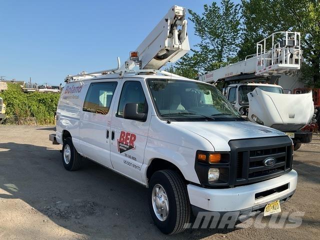 Ford E-350 卡車裝載高空作業車