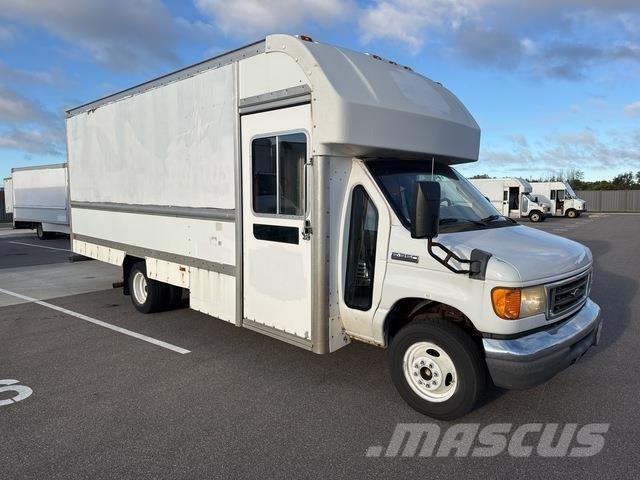 Ford E-350 貨箱式卡車
