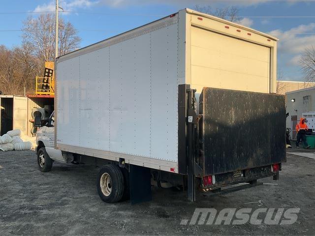 Ford E-350 貨箱式卡車