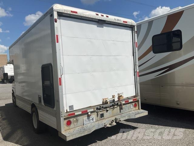 Ford E-450 貨箱式卡車