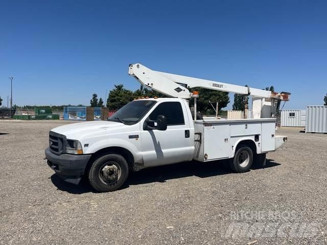 Ford F-350 卡車裝載高空作業車