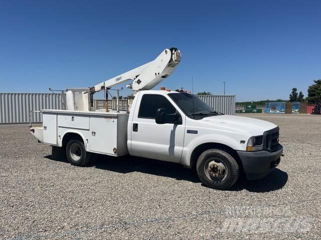 Ford F-350 卡車裝載高空作業車