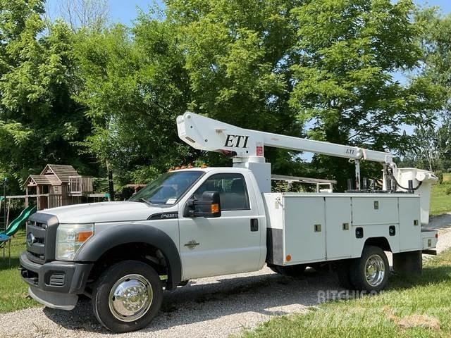 Ford F-450 卡車裝載高空作業車