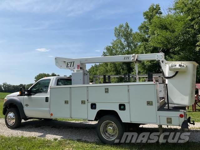 Ford F-450 卡車裝載高空作業車