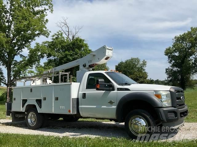 Ford F-450 卡車裝載高空作業車