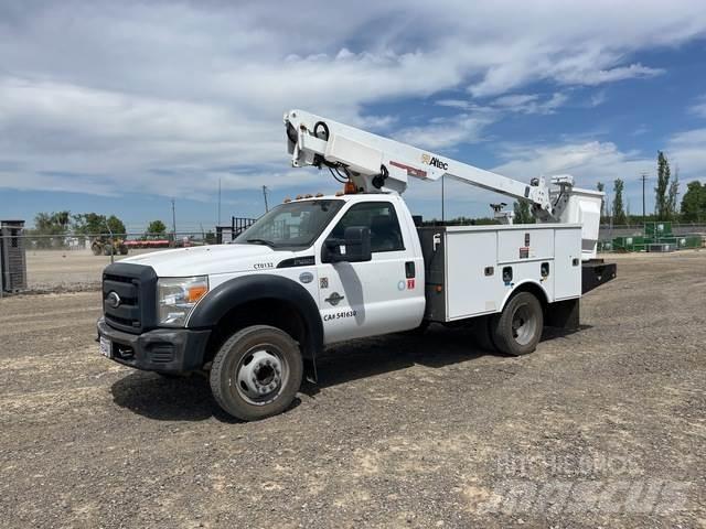Ford F-450 卡車裝載高空作業車