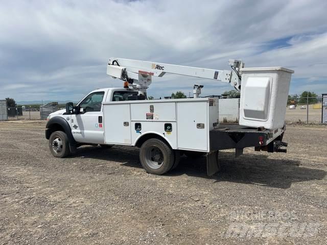 Ford F-450 卡車裝載高空作業車