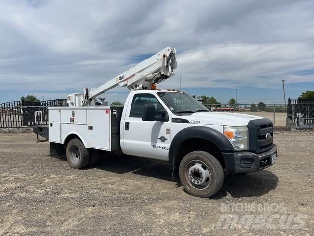 Ford F-450 卡車裝載高空作業車