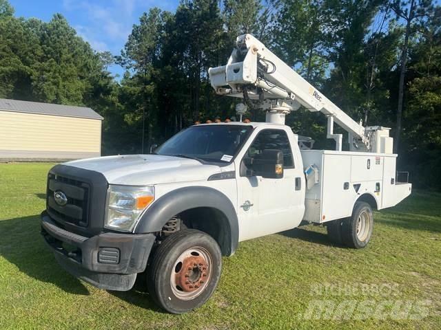Ford F-450 卡車裝載高空作業車