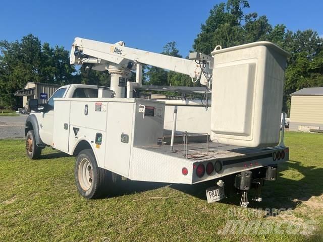 Ford F-450 卡車裝載高空作業車