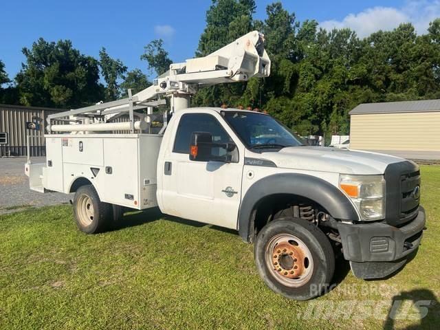 Ford F-450 卡車裝載高空作業車