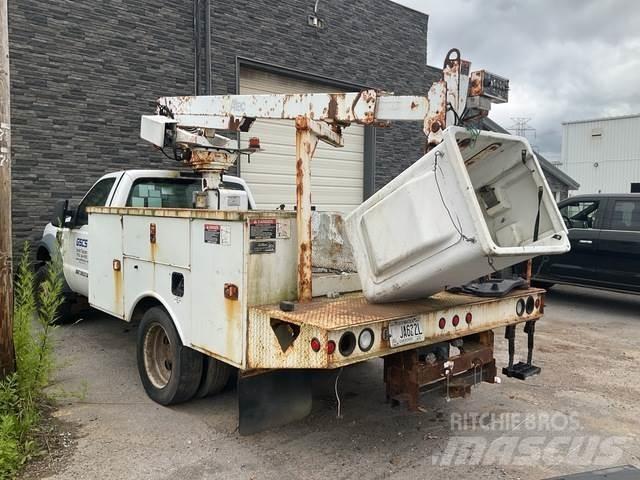 Ford F-450 卡車裝載高空作業車