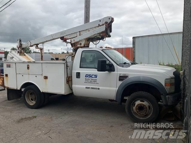 Ford F-450 卡車裝載高空作業車