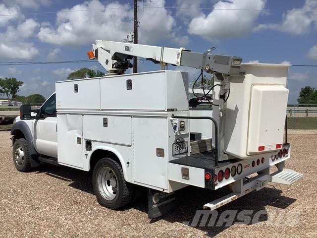 Ford F-450 卡車裝載高空作業車