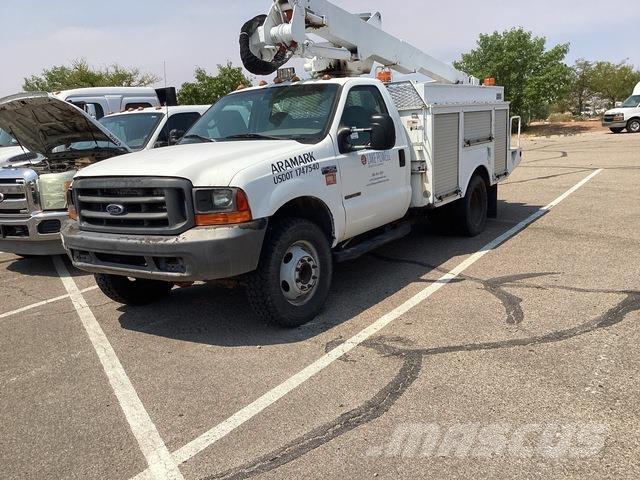 Ford F-450 卡車裝載高空作業車