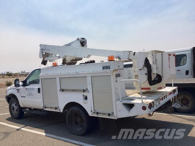 Ford F-450 卡車裝載高空作業車