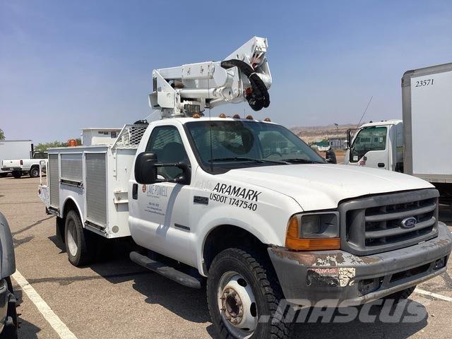 Ford F-450 卡車裝載高空作業車