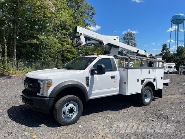 Ford F-450 卡車裝載高空作業車