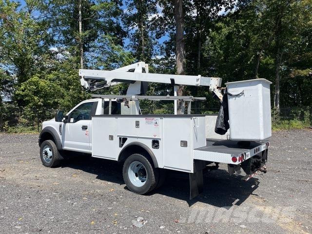 Ford F-450 卡車裝載高空作業車