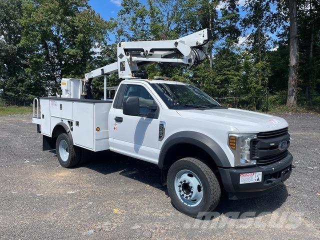 Ford F-450 卡車裝載高空作業車