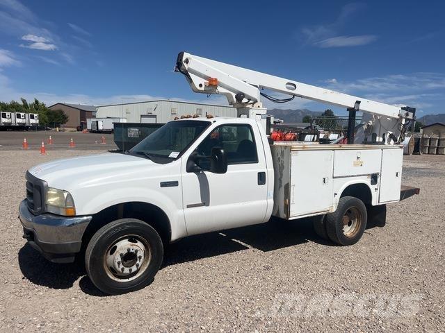 Ford F-450 卡車裝載高空作業車