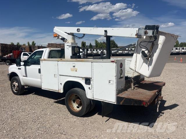 Ford F-450 卡車裝載高空作業車