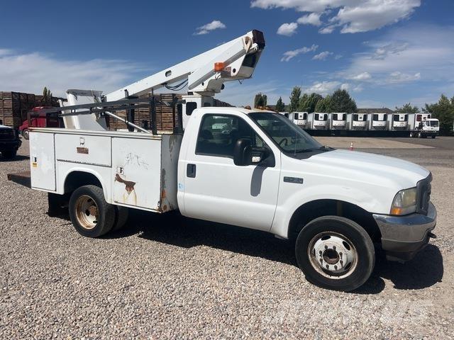 Ford F-450 卡車裝載高空作業車