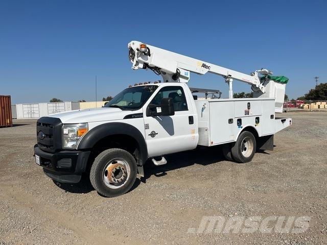 Ford F-450 卡車裝載高空作業車