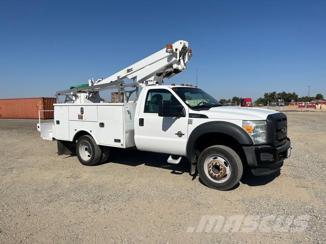 Ford F-450 卡車裝載高空作業車