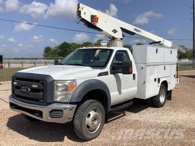 Ford F-450 卡車裝載高空作業車