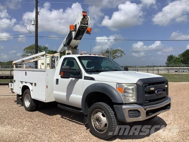 Ford F-450 卡車裝載高空作業車