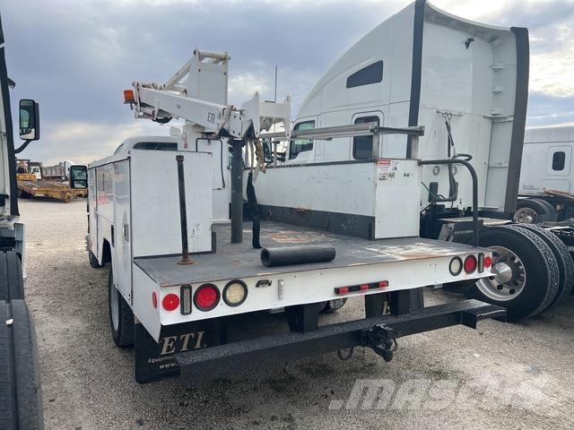 Ford F-450 卡車裝載高空作業車