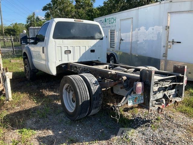 Ford F-450 XL 駕駛室與內部